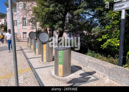 Fila di pattumiere in acciaio inox lungo la strada a Sintra Foto Stock