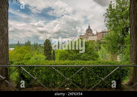 Vista sui giardini e sulla Cattedrale dell'Almudena a Madrid in una giornata nuvolosa Foto Stock