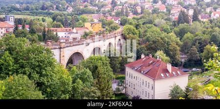 Ponte ferroviario, Viadotto nord-occidentale nella valle di Prokop a Praga, repubblica Ceca Foto Stock