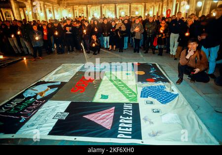 Parigi, Francia, Crowd People, 1 dicembre, Giornata Mondiale contro l'AIDS, AIDS Vigil con Patchwork, Giardini Palais Royale, Aids 1990s Foto Stock