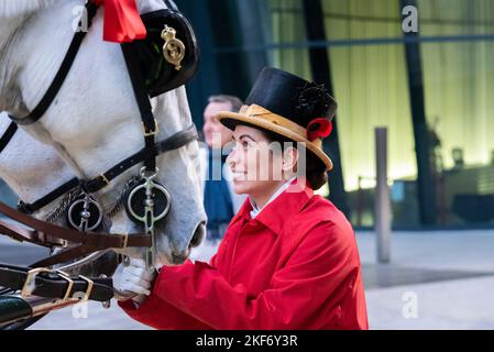 Sposo femminile con cavallo alla sfilata del Lord Mayor's Show nella City of London, Regno Unito. Attraente sposo ragazza che presta attenzione al cavallo Foto Stock