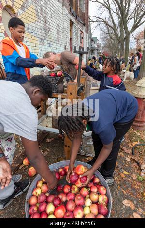 Detroit, Michigan - i giovani fanno sidro di mele con un torchio di mele in un festival autunnale sul lato vicino est di Detroit. Foto Stock