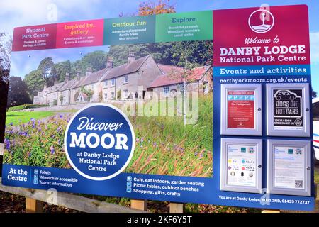 Firma 'Welcome to Danby Lodge National Park Centre' nel North Yorkshire Foto Stock