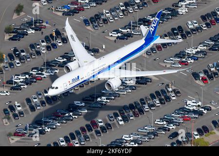 Tutti gli aeromobili Nippon Airways Boeing 787-9 Dreamliner in procinto di atterrare. Aereo 787 di tutti i Nippon (ANA) registrato come JA928A. Foto Stock