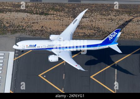 Tutti gli aeromobili Nippon Airways Boeing 787 Dreamliner atterrano sulla pista. L'aereo 787-9 di tutti Nippon, ANA ha registrato come JA928A sull'avvicinamento finale. Foto Stock