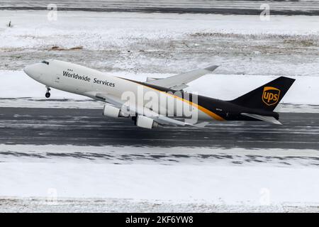 UPS Cargo Boeing 747-400F decollo dall'aeroporto di Anchorage dopo una forte caduta di neve. Aereo di UPS Cargo 747 partenza con neve. Foto Stock