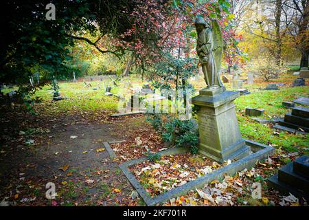 Angelo monumentale inclinabile nel cimitero di Scarborough's Manor Road dove il consiglio ha rimosso o rovesciato eventuali lapidi non sicuri Foto Stock