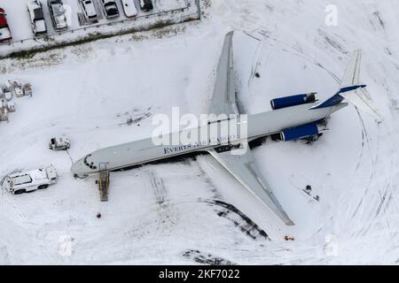 Everts Air Cargo McDonnell Douglas MD-83 Aircraf sulla neve. Trasporto merci da Everts Cargo MD-82, anche chiamato MD-83F da MD-80. Foto Stock