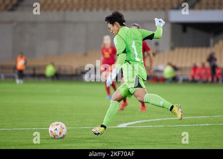 Siviglia, Spagna. 15th Nov 2022. Portiere Ayaka Yamashita (1) del Giappone visto durante il calcio amichevole tra Spagna e Giappone a Estadio Olimpico de la Cartuja a Siviglia. (Photo Credit: Gonzales Photo/Alamy Live News Foto Stock