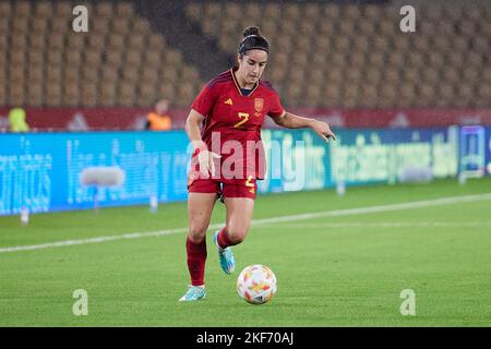 Siviglia, Spagna. 15th Nov 2022. Oihane Herndez (2) di Spagna visto durante il calcio amichevole tra Spagna e Giappone a Estadio Olimpico de la Cartuja a Siviglia. (Photo Credit: Gonzales Photo/Alamy Live News Foto Stock