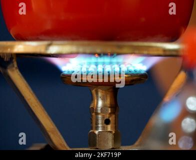 Caffettiera turca e caffè bollente su stufa a gas, bevanda forte. Primo piano, Foto Stock