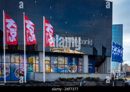 Reykjavik, Islanda - 10 novembre 2022: Fronte della costruzione della banca islandese, Arion Banki. Foto Stock