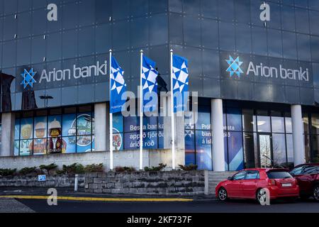 Reykjavik, Islanda - 10 novembre 2022: Fronte della costruzione della banca islandese, Arion Banki. Foto Stock