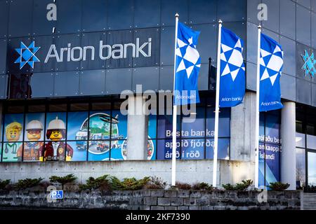 Reykjavik, Islanda - 10 novembre 2022: Fronte della costruzione della banca islandese, Arion Banki. Foto Stock