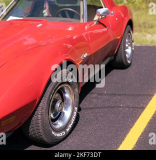 NISSHA, MN – 30 LUGLIO 2022: Cooper Cobra Radial GT pneumatico su una Corvette rossa in occasione di un salone auto in una giornata di sole. Messa a fuoco selettiva con profondità di campo ridotta. Foto Stock