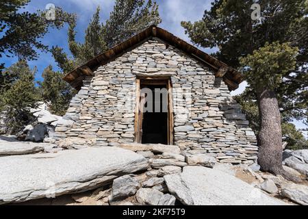 Storica cabina in pietra vicino alla cima del San Jacinto Peak nelle montagne di San Jacinto sopra Palm Springs, California. Foto Stock