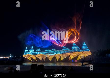 Spettacolo laser, luce, acqua e suono. Ali di tempo si sono esibiti sulla spiaggia di Sentosa, Singapore. Foto Stock