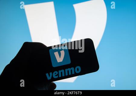 Rheinbach, Germania 16 novembre 2022, il logo del marchio del servizio di pagamento mobile 'Venmo' sul display di uno smartphone (focus sul logo del marchio) Foto Stock