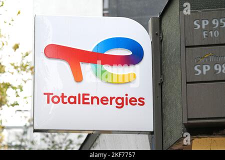 Parigi, Francia, 16 novembre 2022. L'immagine mostra il logo di TotalEnergies (Total Energies) presso una stazione di servizio a Parigi, in Francia, il 16 novembre 2022. A causa della crisi legata alle forniture estere e agli scioperi in alcuni depositi petroliferi, le carenze di benzina e gasolio sono sempre più frequenti in tutta la Francia. Il governo fa avanzare il tasso del 14% di carenza di carburante. Foto Stock