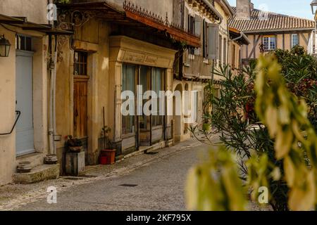 Monflanquin, Francia - 17 ottobre 2021: Dettaglio architettonico di case tipiche nel centro della città in una giornata autunnale Foto Stock