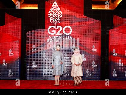 Bali, Indonesia. 16th Nov 2022. Peng Liyuan, moglie del presidente cinese Xi Jinping, incontra la First Lady indonesiana Iriana Joko Widodo a Bali, Indonesia, 16 novembre 2022. Credit: Ding Lin/Xinhua/Alamy Live News Foto Stock