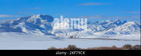 panorama di montagna di vaporetto in inverno lungo la montagna rocciosa di fronte ad augusta, montana Foto Stock