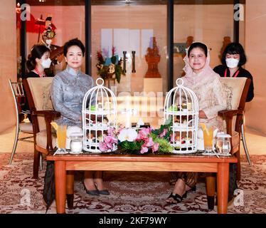 Bali, Indonesia. 16th Nov 2022. Peng Liyuan, moglie del presidente cinese Xi Jinping, assaggia tè fragranti e chiacchierate con la First Lady indonesiana Iriana Joko Widodo a Bali, Indonesia, 16 novembre 2022. Peng si è incontrato qui mercoledì pomeriggio con Iriana. Credit: Ding Lin/Xinhua/Alamy Live News Foto Stock