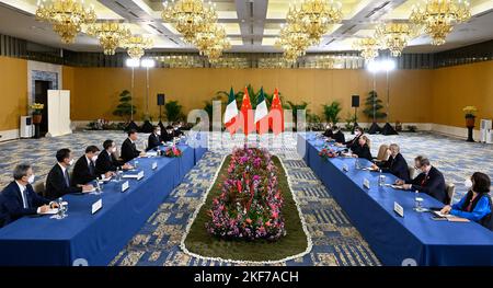 Bali, Indonesia. 16th Nov 2022. Il presidente cinese Xi Jinping incontra il primo ministro italiano Giorgia Meloni a Bali, Indonesia, 16 novembre 2022. Credit: Shen Hong/Xinhua/Alamy Live News Foto Stock