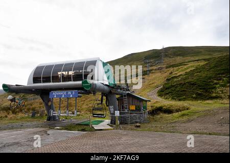 Ballater, Regno Unito - 13 ottobre 2022: Seggiovia presso il Glenshee Ski Centre, sulle montagne scozzesi Foto Stock