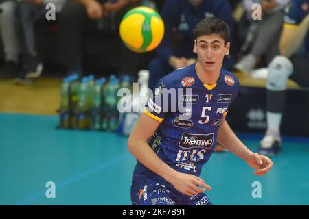 Karlovy Vary, Repubblica Ceca. 16th Nov 2022. Alessandro Michioletto del Trentino in azione durante la pallavolo maschile Champions League D Group seconda partita VK CEZ Karlovarsko vs Trentino ITAS a Karlovy Vary, Repubblica Ceca, 16 novembre 2022. Credit: Slavomir Kubes/CTK Photo/Alamy Live News Foto Stock