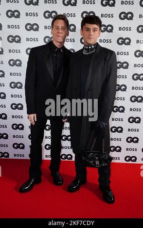 Tom Daley (a destra) e Dustin Lance Black hanno partecipato ai GQ Men of the Year Awards al Mandarin Oriental Hyde Park, Londra. Data immagine: Mercoledì 16 novembre 2022. Foto Stock