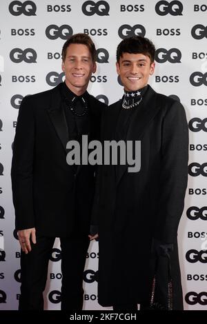 Tom Daley (a destra) e Dustin Lance Black hanno partecipato ai GQ Men of the Year Awards al Mandarin Oriental Hyde Park, Londra. Data immagine: Mercoledì 16 novembre 2022. Foto Stock