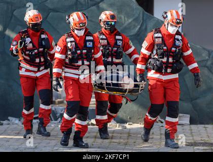 Seul, Corea del Sud. 16th Nov 2022. Una squadra di soccorso che conduce la classificazione dei pazienti e la formazione per il trasferimento durante la formazione per il soccorso di emergenza in caso di emergenza in un parco a Seoul. La formazione per la Corea sicura 2022 è una sessione per controllare il sistema di risposta alle catastrofi a livello nazionale dal 14 al 25 novembre per un totale di 1.433 sessioni di formazione presso 300 ministeri centrali, governi locali e istituzioni pubbliche. (Foto di Kim Jae-Hwan/SOPA Images/Sipa USA) Credit: Sipa USA/Alamy Live News Foto Stock