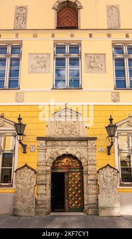 Estonia, Tallinn - 21 luglio 2022: Casa della Confraternita delle teste nere, Pikk 26, monumentale e decorato ingresso storico e parte di giallo ston Foto Stock