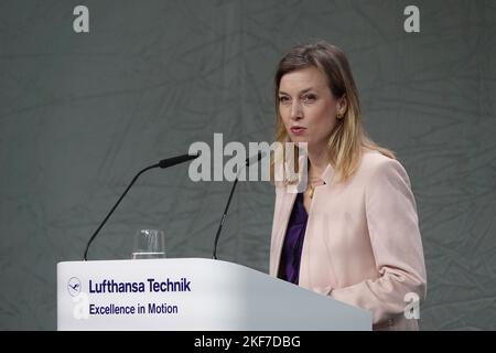 Amburgo, Germania. 16th Nov 2022. Siemtje Möller (SPD), membro del Bundestag tedesco e segretario di Stato parlamentare al Ministero federale della difesa, interviene durante la consegna e il battesimo dell'Airbus A350 "Konrad Adenauer" ad Amburgo. L'aereo ha lo scopo di rafforzare le operazioni di volo politico-parlamentare a lungo raggio del Ministero federale della difesa. Si tratta già del secondo trasferimento di un aeromobile pubblico del tipo Airbus A350-900. Credit: Kilian Genius/dpa/Alamy Live News Foto Stock