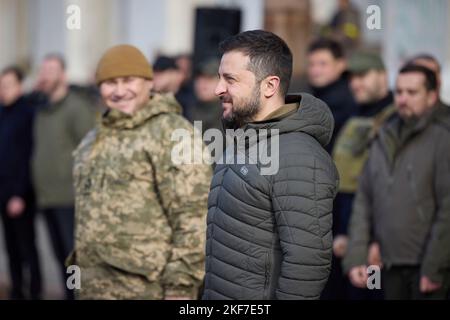 Mykolayiv, Ucraina. 14th novembre 2022. Guerra in Ucraina. Presidente Volodymyr SELENSKYJ il 14 novembre 2022 nelle regioni di Kherson e Mykolaiv viaggio di lavoro del Presidente dell'Ucraina nelle regioni di Kherson e Mykolaiv credito: L'Ufficio Presidenziale dell'Ucraina via/dpa/Alamy Live News Foto Stock