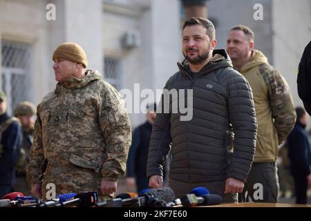 Mykolayiv, Ucraina. 14th novembre 2022. Guerra in Ucraina. Presidente Volodymyr SELENSKYJ il 14 novembre 2022 nelle regioni di Kherson e Mykolaiv viaggio di lavoro del Presidente dell'Ucraina nelle regioni di Kherson e Mykolaiv credito: L'Ufficio Presidenziale dell'Ucraina via/dpa/Alamy Live News Foto Stock