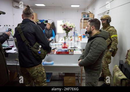 Mykolayiv, Ucraina. 14th novembre 2022. Guerra in Ucraina. Presidente Volodymyr SELENSKYJ il 14 novembre 2022 nelle regioni di Kherson e Mykolaiv viaggio di lavoro del Presidente dell'Ucraina nelle regioni di Kherson e Mykolaiv credito: L'Ufficio Presidenziale dell'Ucraina via/dpa/Alamy Live News Foto Stock