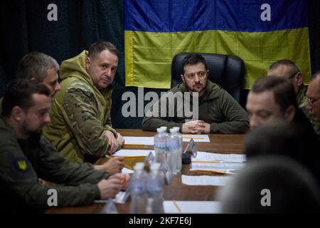 Mykolayiv, Ucraina. 14th novembre 2022. Guerra in Ucraina. Presidente Volodymyr SELENSKYJ il 14 novembre 2022 nelle regioni di Kherson e Mykolaiv viaggio di lavoro del Presidente dell'Ucraina nelle regioni di Kherson e Mykolaiv credito: L'Ufficio Presidenziale dell'Ucraina via/dpa/Alamy Live News Foto Stock