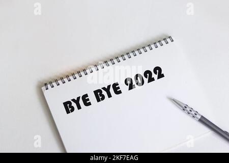 Arrivederci 2022 su sfondo blocco note. ciao speranza e nuovo anno concetto Foto Stock