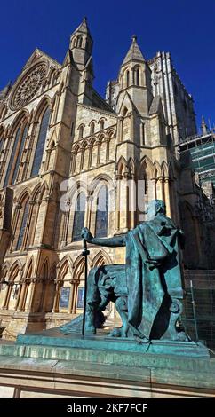 Statua di Costantino il Grande, imperatore romano dal 306 al 337 d.C., a York, di fronte a York Minster, Deangate, York, Yorkshire, Inghilterra, REGNO UNITO, YO1 7HH Foto Stock