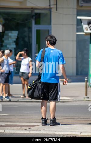 Bucarest, Romania - 07 agosto 2021: Uomo che cammina per strada. Persone reali. Foto Stock