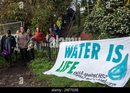 Londra, Regno Unito. 16 Novembre 2022. Gli attivisti ambientali e i residenti locali partecipano a un evento Water Justice lungo il percorso del collegamento ferroviario ad alta velocità HS2 nella Valle di Colne. L'evento, che ha coinvolto una visita guidata e discussioni sull'impatto dei lavori di preparazione e costruzione del HS2 sulla falda acquifera e l'acqua potabile, è stato organizzato da Save the Colne Valley, Hillingdon Green Party e HS2 ribellione. Il leader Druid re Arthur Pendragon era presente per benedire l'acqua. Credit: Notizie dal vivo di Mark Kerrison/Alamy Foto Stock