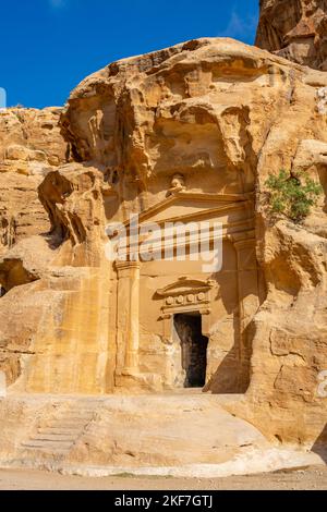 Tomba vicino all'ingresso della piccola Petra, Siq al-Barid, in Giordania Foto Stock