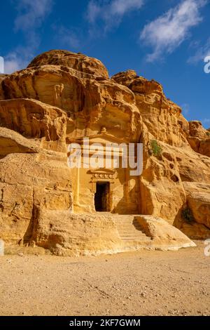 Tomba vicino all'ingresso della piccola Petra, Siq al-Barid, in Giordania Foto Stock