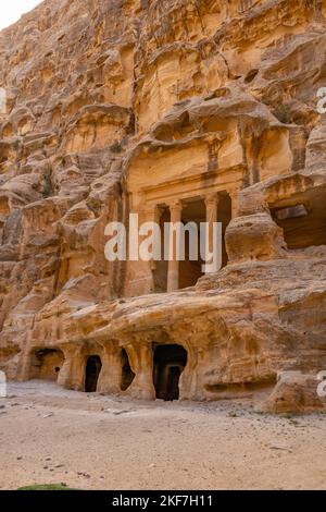 Tomba nel sito della città nabatea Petra piccola, Siq al-Barid, Giordania Foto Stock