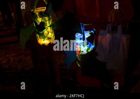 Le lanterne dei bambini fatti in casa risplendono nell'oscurità in una tradizionale processione di luci il giorno di San Martino di notte, spazio copia, fuoco selezionato, nar Foto Stock