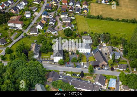 Veduta aerea, Monastero di Rumbeck e Chiesa parrocchiale cattolica di San Nicola, Rumbeck, Arnsberg, Sauerland, Renania settentrionale-Vestfalia, Germania, luogo di culto, D Foto Stock