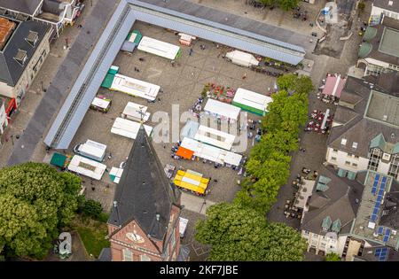Vista aerea, Cattedrale di Neheim, mercato di St. Johannes-Baptist e Neheim, mercato settimanale, Neheim, Arnsberg, Sauerland, Renania settentrionale-Vestfalia, Germania, Dev Foto Stock