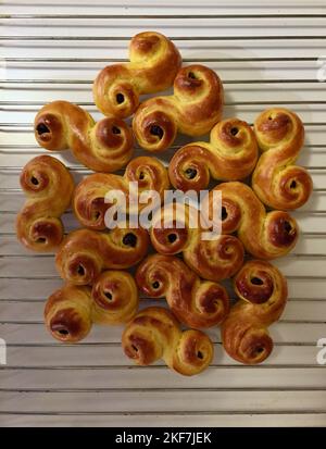 Conigli di zafferano fatti in casa una tradizione svedese prima della festa di Santa Lucia nel mese di dicembre. Foto Stock